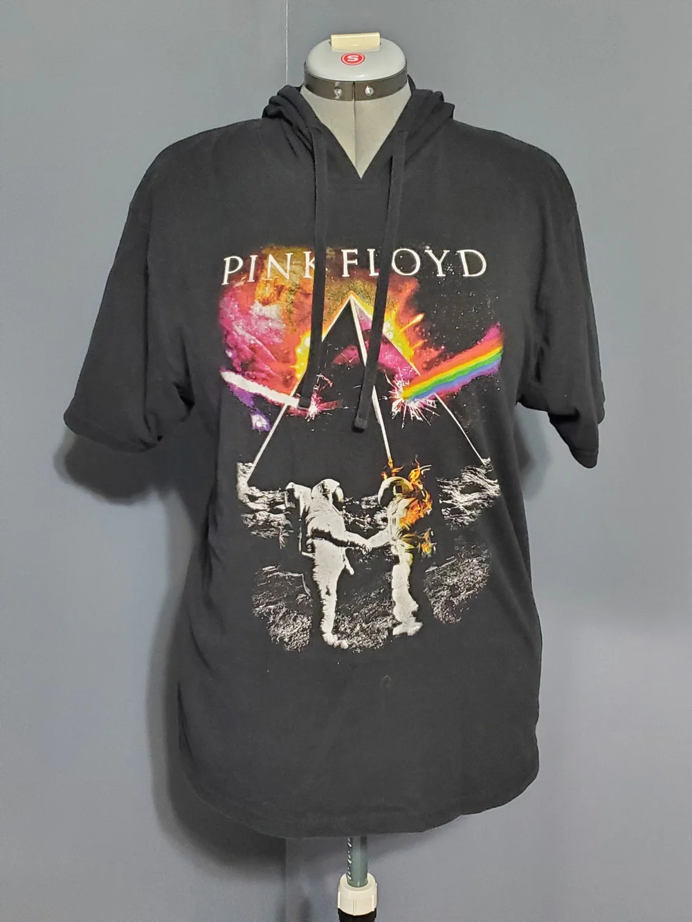 Pink Floyd Black Hoodie Short Sleeve Shirt Prism Rainbow Astronaut Graphic SZ L - Picture 1 of 5
